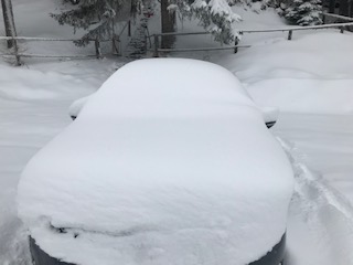 Verschneites Auto an Weihnachten für die Fahrt nach Hause zur Liebsten.