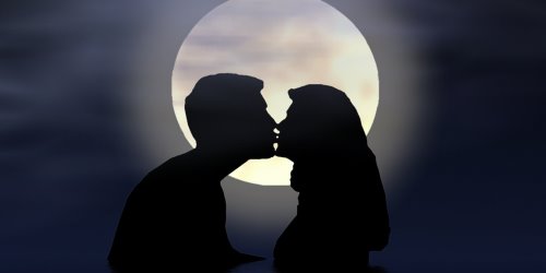 Paar küsst sich im Mondschein, nachdem sie den Ex zurückgewonnen hat.