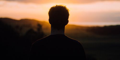 Männer verstehen durch Körpersprache symbolisiert durch Hand