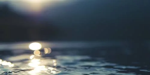 Seenlandschaft mit aufhellender Aussicht als erster Schritt aus dem Liebeskummer.